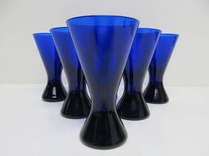 lot 76 image: Excellent Mid Century Set of 6 Cobalt Blue Glass CocktailCordial Glasses