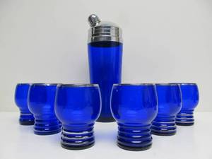 lot 78 image: 1930s Cobalt Blue & Chrome Stripe Art Deco Cocktail Shaker w Ribbed Glasses