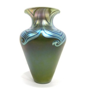 lot 84 image: Wonderful Signed STEVEN LUNDBERG Iridescent Green Art Glass Vase