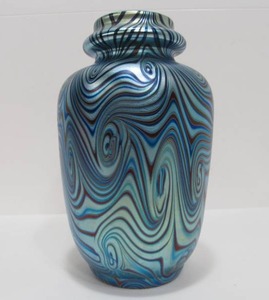 lot 85 image: Beautiful Signed Vintage Iridescent Art Glass Vase by Orient & Flume