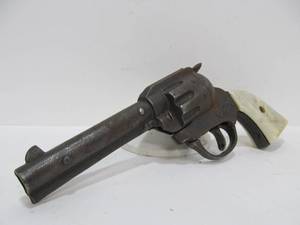 lot 92 image: Vintage GENE AUTRY Six Shooter Cap Gun