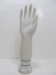 lot 169 image: Vintage General Porcelain Hand Glove Mold  Model Sz. 7 12
