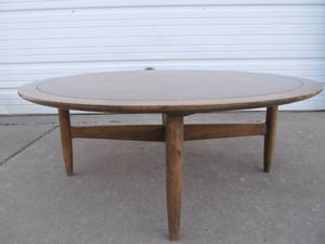 lot 207 image: Mid Century Round Wood Coffee Table 42