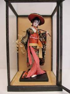 lot 174 image: Nice Vintage Japanese Geisha Girl Figure wCase