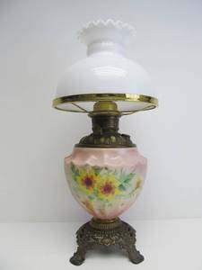 lot 182 image: Antique Hurrican Lamp wShade & Globe