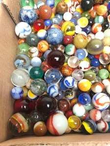 lot 255 image: Great Lot of Vintage & Antique Marbles #1