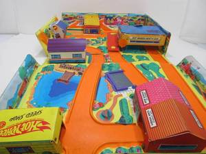 lot 307 image: Vintage HOT WHEELS Action City Playset