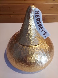 lot 315 image: Gold Ceramic HERSHEYS Kiss Lidded Cookie or Candy Jar
