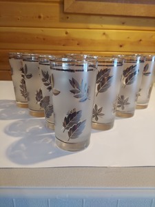 lot 316 image: Vintage 1960s LIBBY Frosted Silver Leaf Glassware