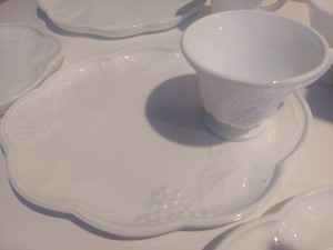 lot 319 image: Vintage 1950s COLONY Harvest Milk Glass Snack Set in Original Box