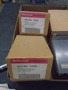 lot 269 image: Qty of 3 Honeywell RA19A-1006 controls. As shown.