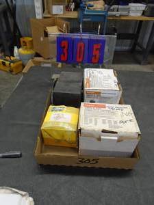 lot 305 image: Qty of 2 Honeywell V5820A1054 gas controls. As shown.