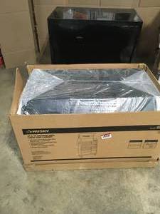 lot 5 image: Husky 41 in. W x 24.5 in D Standard Duty 16-Drawer Combination Rolling Tool Chest and Top Tool Cabinet Set in Gloss Black, Has dents, Review all pictures