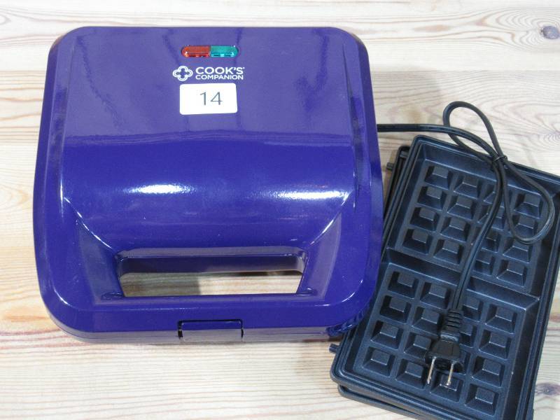 lot 14 image: Cooks Companion 750W Waffle Maker & Panini Press w Plates