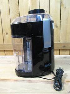 lot 36 image: BLACKDECKER 400-Watt Fruit and Vegetable Juice Extractor, Black, JE2200B, 12.2 x 6.6