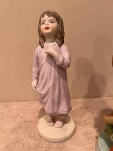 lot 26 image: 4 Holly Hobby Figurines and 1 Small Vintage Figurine