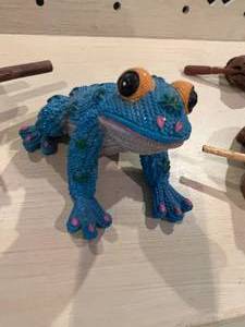 lot 33 image: Wooden Croaking Frog Decor and White Tray