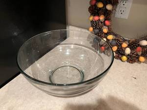 lot 37 image: Home Decor Lot, Glass Bowl and Wreath