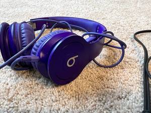 lot 57 image: Lot of Over the Ear Headphones Sony and Beats