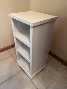lot 74 image: Small White 3-Shelf Cabinet