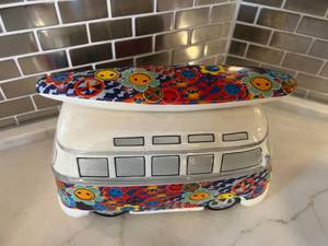 lot 90 image: Retro Mug and Volkswagen Coin Bank