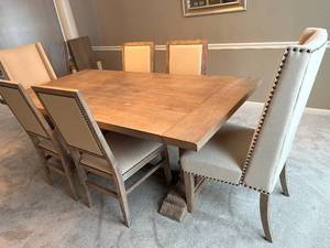 lot 95 image: Blonde Wood Dining Room Table with 6 Matching Chairs and Leaf Inserts Located Inside