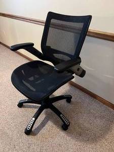 lot 103 image: Adjustable Office Chair