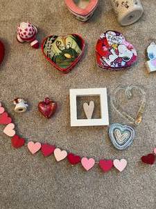 lot 123 image: Valentines Day Decor Lot