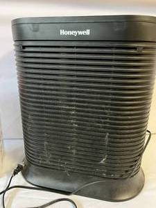 lot 150 image: Honeywell Air Purifier with Replacement Filters