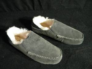 lot 104 image: Mens Slippers Gray Size 11