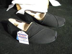 lot 135 image: New BOBS from Skechers Womens Plush Peace and Love Slip-On Shoe - Wide Size 10
