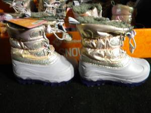 lot 146 image: New 13 Pair of Members Mark Snow Boots Size 78