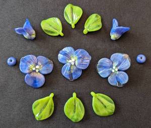 lot 25 image: Floral Lampwork Glass Beads