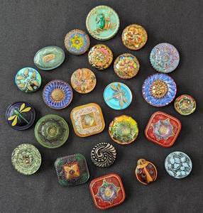 lot 14 image: Beautiful Czech Glass Buttons
