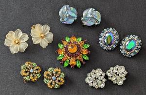 lot 59 image: Vintage Rhinestone and Glass Clip On Earrings and Brooch