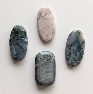 lot 72 image: Assorted Agate and Jasper Bead Pendants