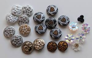 lot 81 image: Assorted Czech Glass Buttons