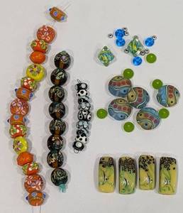 lot 89 image: Assorted Art Glass Beads and Strands