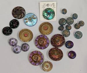 lot 91 image: Beautiful Czech Glass Buttons