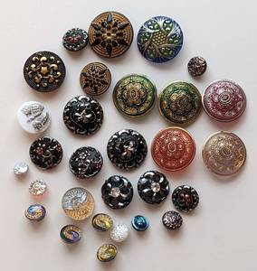 lot 111 image: More Gorgeous Czech Glass Buttons