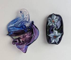 lot 140 image: Lampwork and Art Glass Bead Pendants