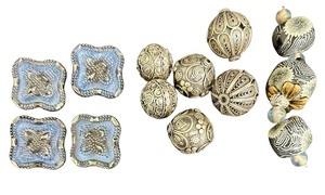 lot 179 image: Elegant Blue and Silver Tone Beads