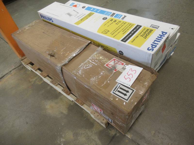 lot 553 image: Lot of T8 and T12 Fluorescent Light Bulbs
