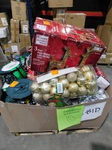 lot 10 image: WHOLESALE PALLET LOT OF CHRISTMAS LIGHTS AND DECOR