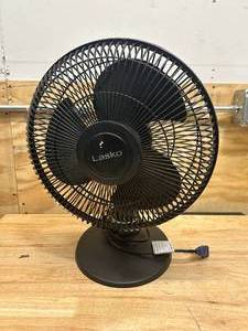 lot 23 image: LASKO 14 Oscillating Fan