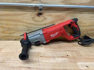 lot 28 image: MILWAUKEE 8 Amp Corded 1 in. SDS D-Handle Rotary Hammer