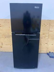 lot 69 image: MAGIC CHEF 10.1 cu. ft. Top Freezer Refrigerator in Black