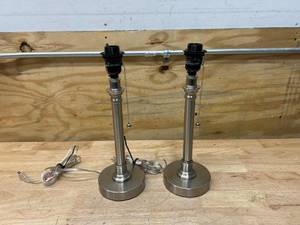 lot 73 image: Lot of 2- 15 End Table Lamps