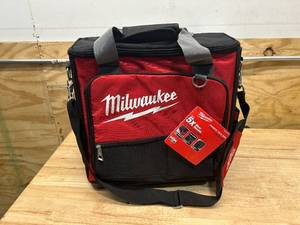 lot 38 image: MILWAUKEE 17 in. Jobsite Tech Tool Bag