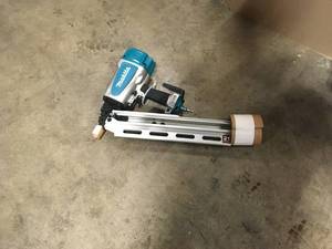 lot 39 image: Makita 3-12 in. 21° Pneumatic Full Round Head Framing Nailer, Customer return, Review all pictures